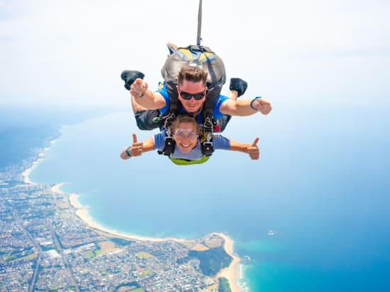 スカイダイビング 上空4,572メートルからジャンプ！シドニー南部ウーロンゴンの海岸線の景色を空から堪能  一生に一度の最高の経験を！
