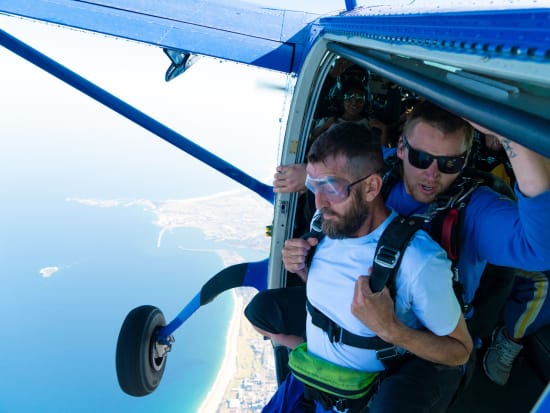 スカイダイビング 上空4,572メートルからジャンプ！シドニー南部ウーロンゴンの海岸線の景色を空から堪能  一生に一度の最高の経験を！