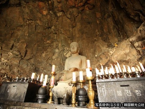 済州島ヒーリングツアー　山房窟寺＆沙渓海岸＆イニスフリー済州ハウス＆幻想の森ゴッジャワル ＜カルグクスの昼食付き／日本語ガイド＞