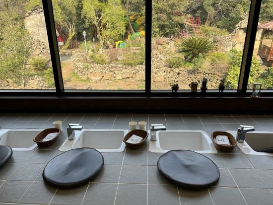 済州島ヒーリングツアー　山房窟寺＆沙渓海岸＆イニスフリー済州ハウス＆幻想の森ゴッジャワル ＜カルグクスの昼食付き／日本語ガイド＞