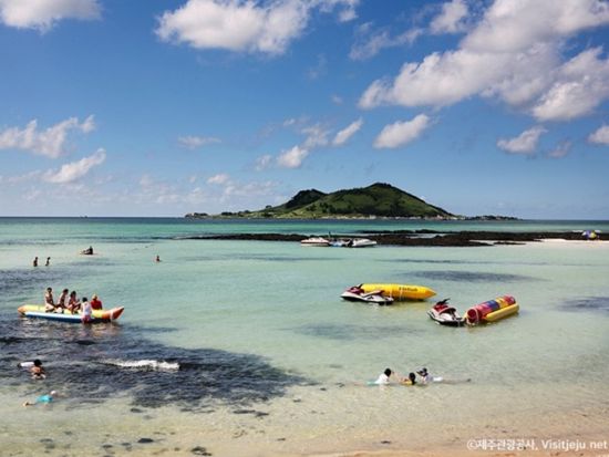 済州島のドラマやMVロケ地を巡るツアー　クモルム＆幻想の森ゴッジャワル＆新昌風車海岸道路＆金陵海水浴場 ＜黒豚焼肉の昼食付き／日本語ガイド＞