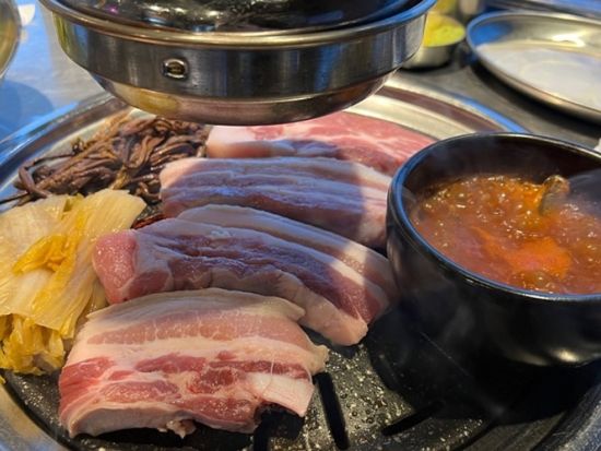 済州島のドラマやMVロケ地を巡るツアー　クモルム＆幻想の森ゴッジャワル＆新昌風車海岸道路＆金陵海水浴場 ＜黒豚焼肉の昼食付き／日本語ガイド＞