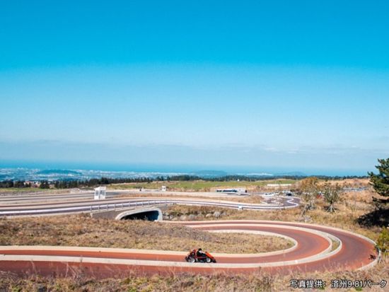 無動力のレーシング体験ツアー　9.81パーク＆虹の海岸道路～道頭峰 ＜黒豚炭火焼き定食の昼食付き／日本語ガイド＞