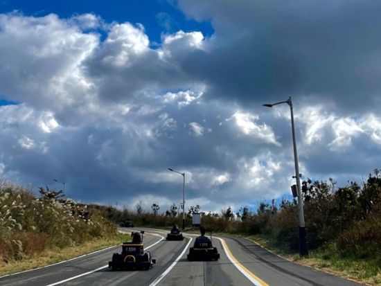 無動力のレーシング体験ツアー　9.81パーク＆虹の海岸道路～道頭峰 ＜黒豚炭火焼き定食の昼食付き／日本語ガイド＞