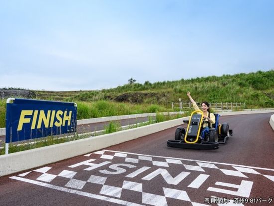 無動力のレーシング体験ツアー　9.81パーク＆虹の海岸道路～道頭峰 ＜黒豚炭火焼き定食の昼食付き／日本語ガイド＞