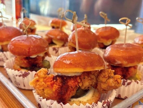 ノースバンクーバー造船所食べ歩きツアー　地元料理やクラフトビールなどおすすめグルメを堪能　立ち寄り9か所 ＜試食＆試飲付／英語ガイド＞