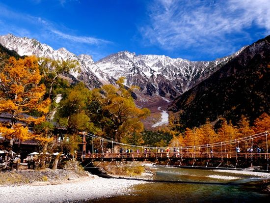 上高地の穂高連峰と河童橋 紅葉