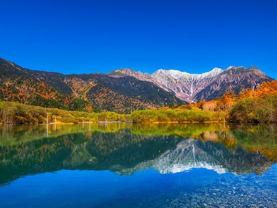 上高地の紅葉・大正池と穂高連峰