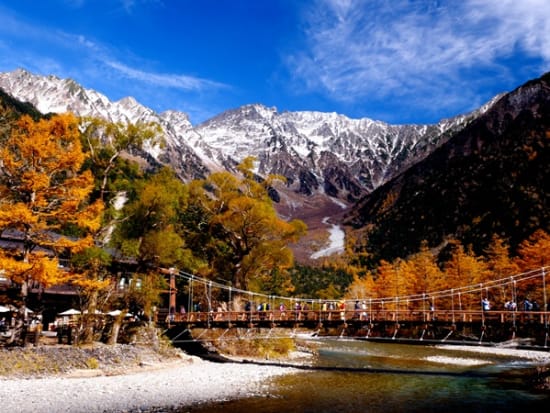 上高地の穂高連峰と河童橋 紅葉