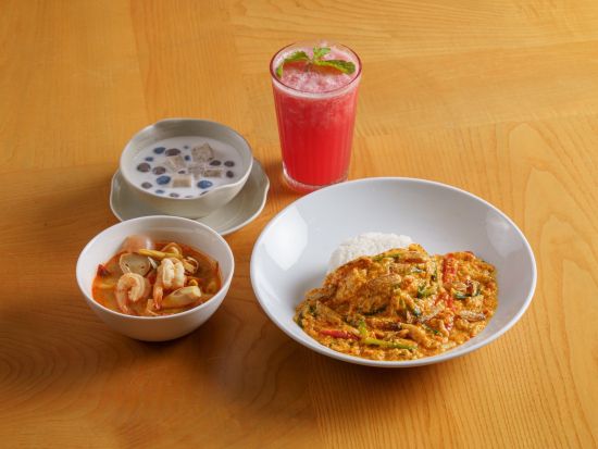 バンコク最旬フォトジェニックツアー 伝統衣装クルーズ＋ワットアルン＋ジムトンプソンの家＊人気レストラン「サボイ」の昼食付＜1日／日本語＞