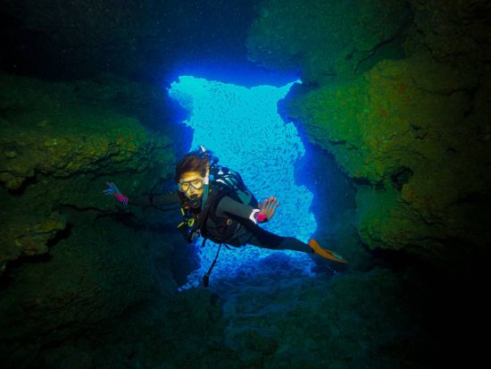 青の洞窟体験ダイビング 青い光の中で水中観察をしながらダイビングを満喫＜半日／那覇市内送迎無料／写真無料／恩納村＞