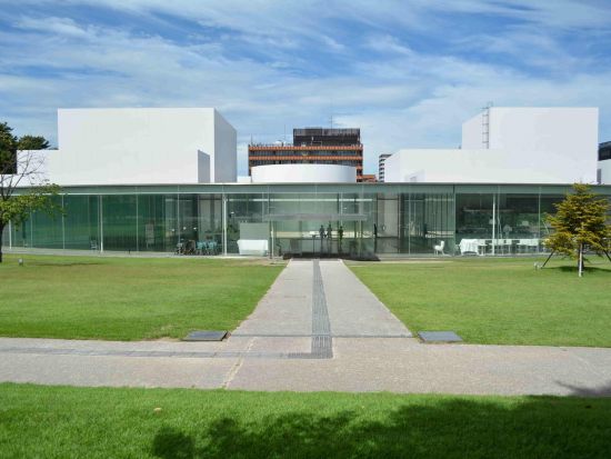 金沢発着市内観光バスツアー 兼六園+金沢21世紀美術館+ひがし茶屋街 金沢3大人気観光スポットを巡る 周遊ラグジュアリーバスで楽しむ！＜半日／近江町市場下車可＞