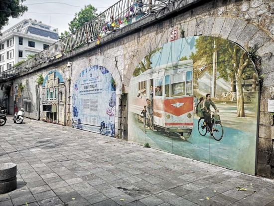 ハノイ フォトジェニック半日観光ツアー　アオザイで巡る！トレインストリート＋フンフン通りの壁画アート　貸切プラン有＜午前／日本語／マルゥのアイスクリーム付き＞
