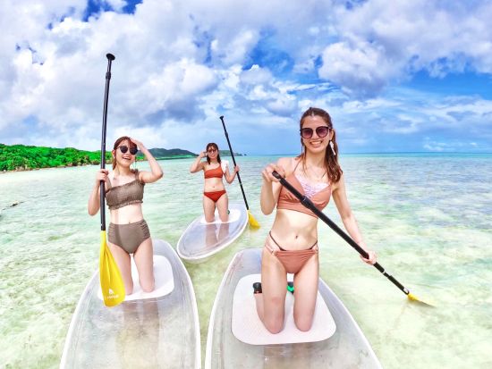 クリアSUP体験　透明のクリアボードで海の中を見ながらSUPを楽しもう♪ ドローンオプションあり！＜午前・午後／石垣島南部送迎可／石垣島＞by マーレ石垣島