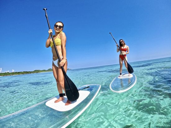クリアSUP体験　透明のクリアボードで海の中を見ながらSUPを楽しもう♪ ドローンオプションあり！＜午前・午後／石垣島南部送迎可／石垣島＞by マーレ石垣島