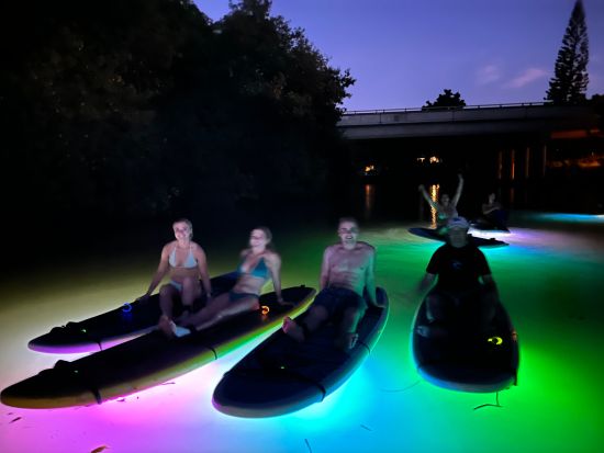 サンセット＆トワイライトSUPツアー　色とりどりに光るパドルボードで水上散歩を堪能＜2時間／英語ガイド＞by Rainbow Watersports