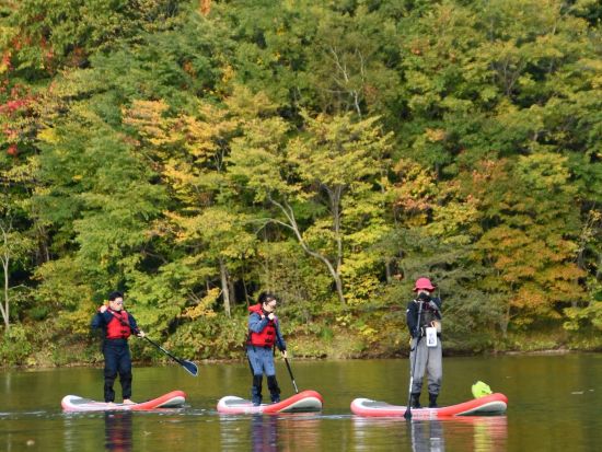 レイクSUP体験 北海道の大自然を湖の上から満喫 安定感抜群のボートなので初心者も安心♪＜4～11月／小学生以上＞byTACとかちアドベンチャークラブ