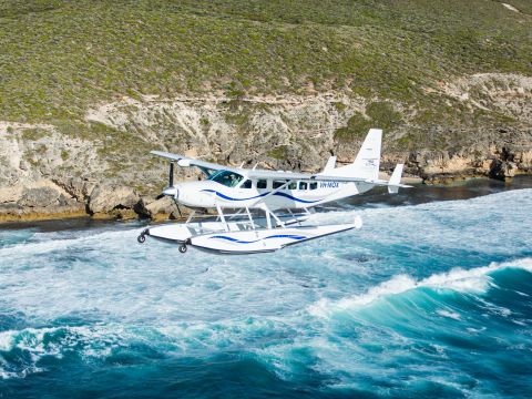 マーガレットリバー遊覧飛行ツアー★水上飛行機から壮大な自然を堪能！人気ワイナリー訪問＆ランチ付き＜1日／金・日運航／英語パイロット／パース発＞