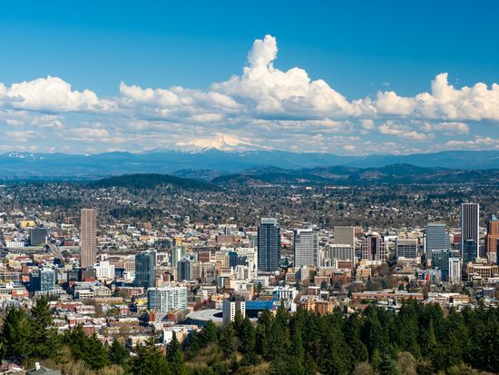 USA_Portland_landscape&Mt Hood_pixta_49384964_XL