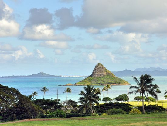Hawaii_Oahu_ChinamansHat_shutterstock_657575743