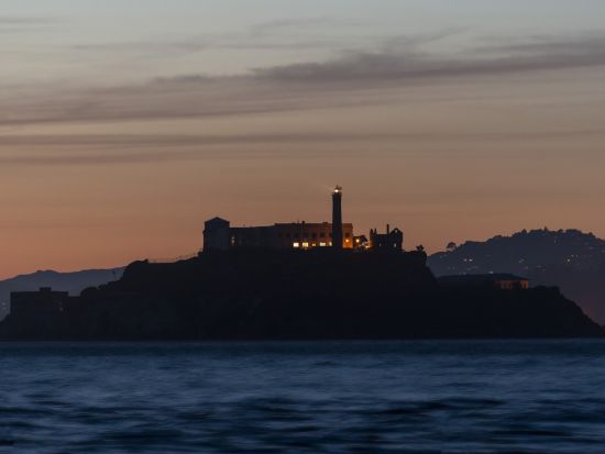 夜のアルカトラズ島上陸＆フィッシャーマンズ・ワーフ　半日観光ツアー ＜日本語オーディオガイド／英語ガイド＞