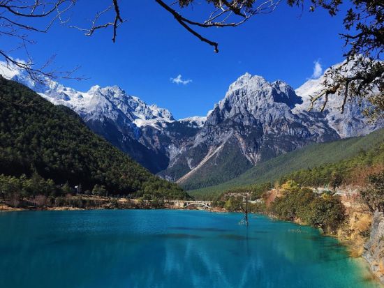 【雲南周遊】昆明石林＋麗江古城＋玉龍雪山＋大理崇聖寺三塔など旅する雲南現地観光ツアー・3泊4日間＜往復航空券付・新幹線付／食事付／宿泊付／混載無し＞