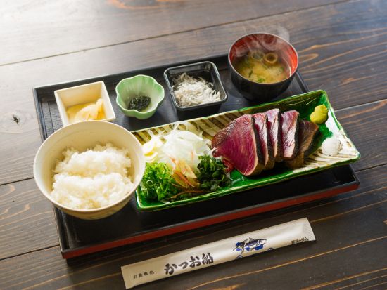 桂浜散策＋カツオの藁焼きタタキ体験ツアー 坂本龍馬が愛した桂浜と高知のグルメを満喫する旅 ＜午前／昼食付／MY遊バス 桂浜券付／こうち旅広場発・高知市内着＞