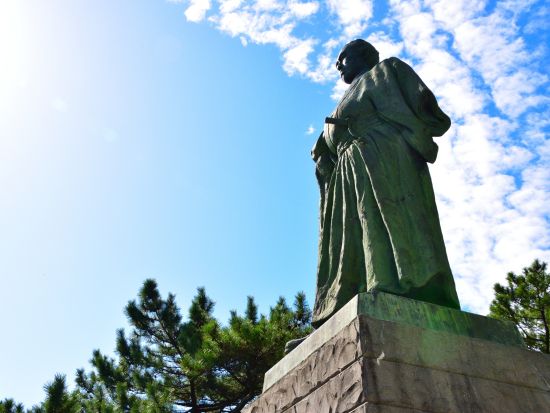桂浜散策＋カツオの藁焼きタタキ体験ツアー 坂本龍馬が愛した桂浜と高知のグルメを満喫する旅 ＜午前／昼食付／MY遊バス 桂浜券付／こうち旅広場発・高知市内着＞