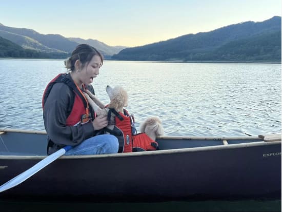 【愛犬連れOK】南富良野 かなやま湖カヌー1.5時間コース 水上からの風景を満喫！対岸にわたって休憩タイム＆散策も楽しもう＜5～10月／かなやま湖＞