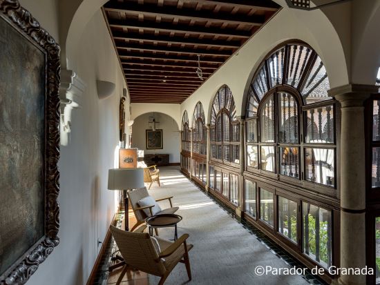 世界遺産アルハンブラ宮殿内のパラドール「パラドール・デ・グラナダ」宿泊＋街歩き音声ガイドアプリ 1泊朝食付または朝・夕食付＜緊急時の24時間日本語サポート付＞