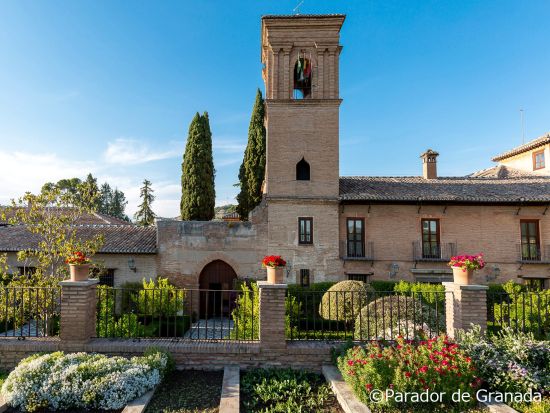 世界遺産アルハンブラ宮殿内のパラドール「パラドール・デ・グラナダ」宿泊＋街歩き音声ガイドアプリ 1泊朝食付または朝・夕食付＜緊急時の24時間日本語サポート付＞