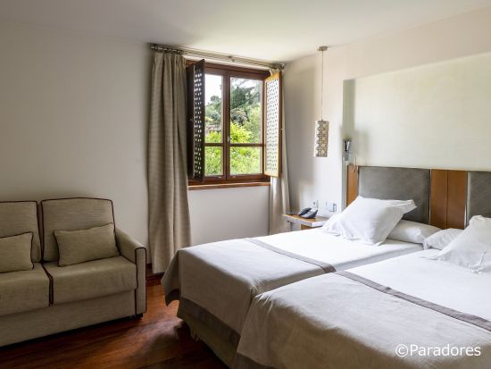 世界遺産アルハンブラ宮殿内のパラドール「パラドール・デ・グラナダ」宿泊＋街歩き音声ガイドアプリ 1泊朝食付または朝・夕食付＜緊急時の24時間日本語サポート付＞