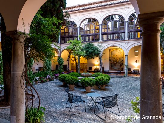 世界遺産アルハンブラ宮殿内のパラドール「パラドール・デ・グラナダ」宿泊＋街歩き音声ガイドアプリ 1泊朝食付または朝・夕食付＜緊急時の24時間日本語サポート付＞