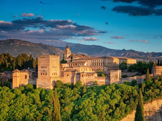 世界遺産アルハンブラ宮殿内のパラドール「パラドール・デ・グラナダ」宿泊＋街歩き音声ガイドアプリ 1泊朝食付または朝・夕食付＜緊急時の24時間日本語サポート付＞