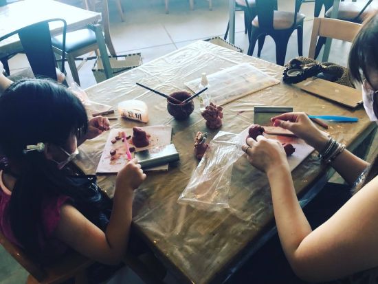 シーサー作りorシーサー絵付け体験 海が見えるカフェでドリンクを飲みながらオリジナルシーサー作り♪作品は当日持ち帰り可能＜1時間／3歳～／ドリンク付き／今帰仁＞