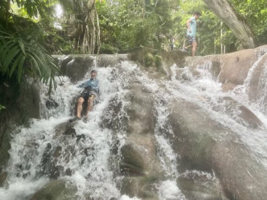 オーチョリオス1日ツアー　人気のダンズリバー滝登り＆名物いかだ下りを体験＜日本語ガイド／モンテゴベイ発・オーチョリオス発・キングストン発＞