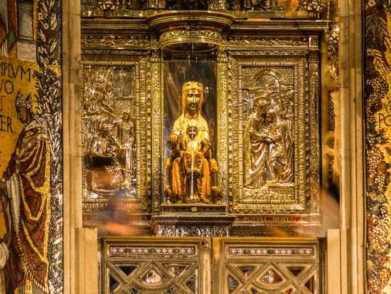 pixta_87718229_M_the Black Madonna