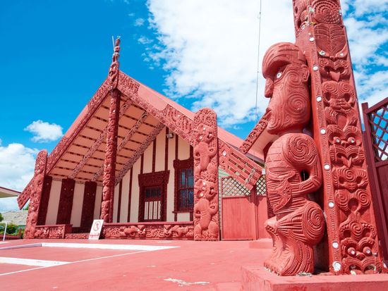 New Zealand_Rotorua_maori marae_meeting house and meeting ground_shutterstock_111120533