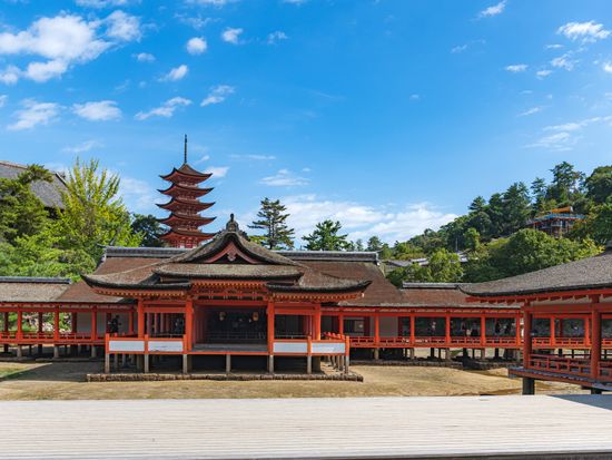 Japan_Hiroshima_Miyajima_厳島神社_pixta_71090242_M