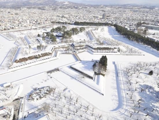 札幌市内発着函館満喫1泊2日宿泊付きバスツアー　函館山ロープウェイで行く世界三大夜景観賞+金森赤レンガ倉庫+函館朝市など満喫旅＜通年／札幌市内発着＞