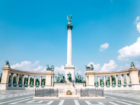 Budapest_Heroes' Square_pixta_64228791_M (1)