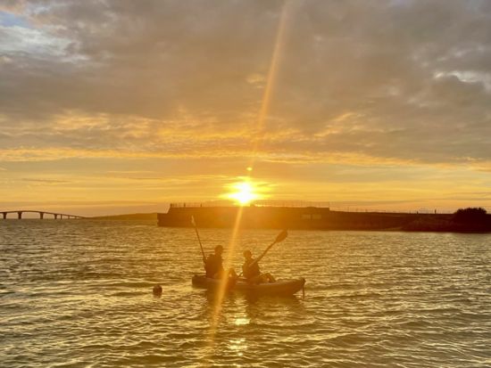 シニア世代の参加OK サンセットシーカヤックツアー 背もたれが付いたカヤックで穏やかなコースを進む！＜1時間／宮古島＞