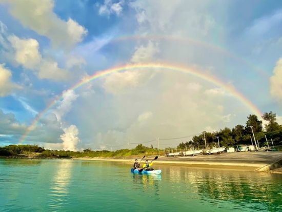 シニア世代の参加OK サンセットシーカヤックツアー 背もたれが付いたカヤックで穏やかなコースを進む！＜1時間／宮古島＞
