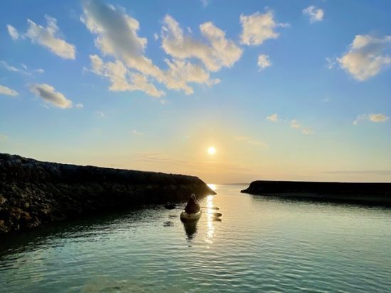 シニア世代の参加OK サンセットシーカヤックツアー 背もたれが付いたカヤックで穏やかなコースを進む！＜1時間／宮古島＞