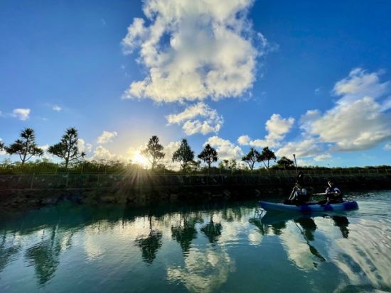 シニア世代の参加OK サンセットシーカヤックツアー 背もたれが付いたカヤックで穏やかなコースを進む！＜1時間／宮古島＞