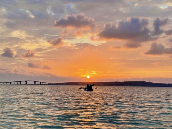シニア世代の参加OK サンセットシーカヤックツアー 背もたれが付いたカヤックで穏やかなコースを進む！＜1時間／宮古島＞