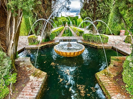 _Alhambra_Generalife Gardens_shutterstock419980120