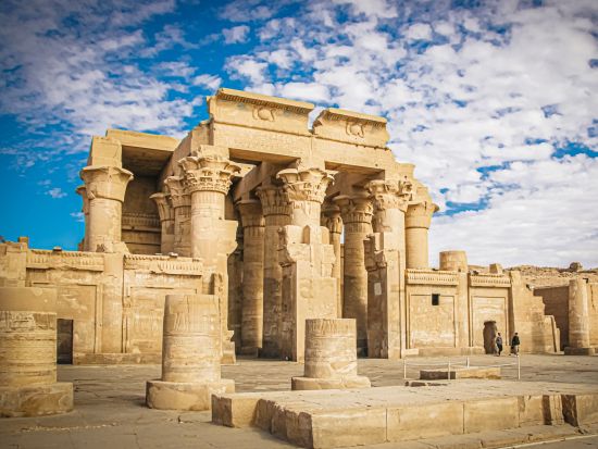 アスワン発ルクソール着　コムオンボ神殿＆エドフ・ホルス神殿 1日観光ツアー ＜貸切／日本語または英語ガイド／チップ込み＞