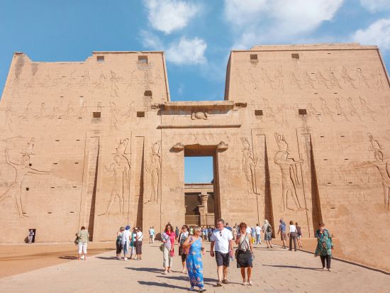 アスワン発ルクソール着　コムオンボ神殿＆エドフ・ホルス神殿 1日観光ツアー ＜貸切／日本語または英語ガイド／チップ込み＞