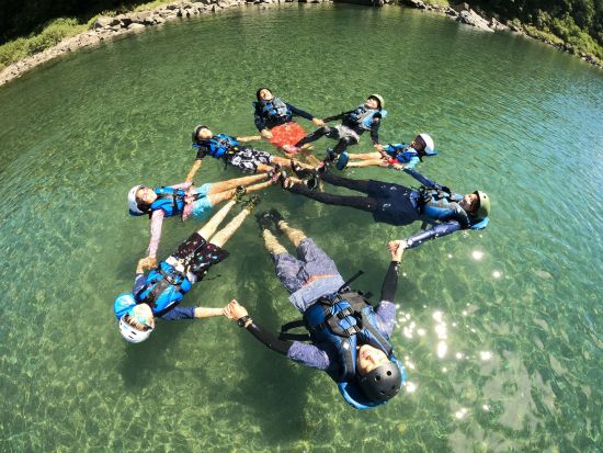 ラフティングツアー グループでボート貸切！仁淀川で大自然を満喫しよう 5歳～参加OK＜3時間／午前 or 午後／3～11月／越知町＞